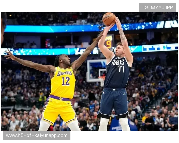 东契奇与队友默契配合，独行侠攻防转换流畅